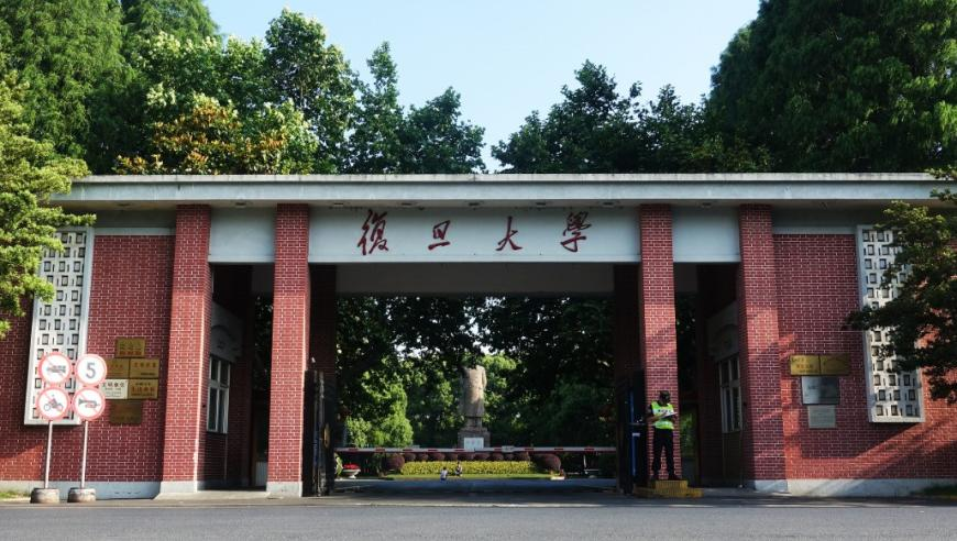 2025澳门管家婆资料金元宝九肖,男子骑白马冲入江中救下落水父女,多元化方案执行策略_界面版V11.97