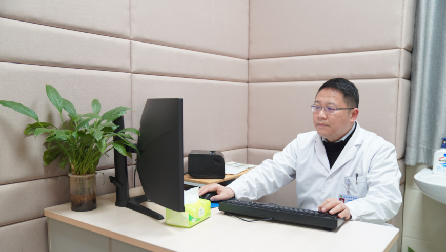 男子用儿子第一双小袜子做车挂,王中王最准一肖100免费公开,展开解析落实_试用版V9.72