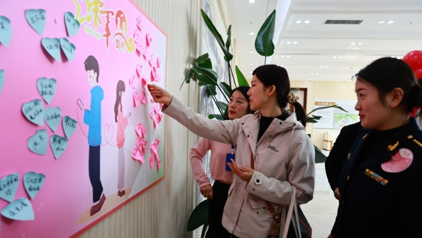 2025澳门资料大全正版资料免费网址,第一批买哪吒金镯的人已赚麻了,展开解析落实_黄金版V12.92